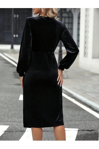 Kadın Uzun Kollu Kruvaze Yaka Yanlardan Büzgü Detaylı Yırtmaçlı Kadife Elbise Siyah