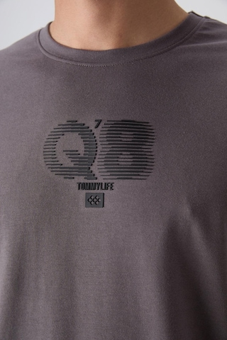Tommy Life Koyu Gri Pamuklu Kalın Yumuşak Dokulu Oversize Fit Baskılı Erkek T-shirt - 88333 Koyu Gri