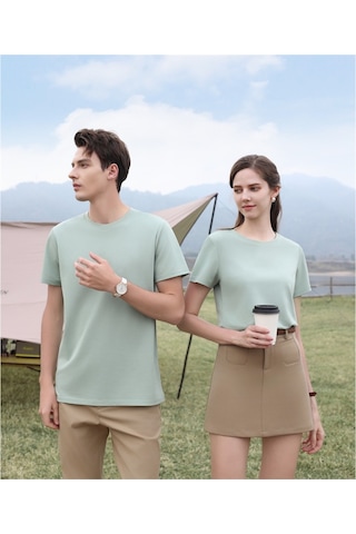 New Performance Premium Basic T-shirt %52,2 Polyester %37,1 Pamuk %3,2 Asetat Lifi %2,6 Dut İpeği %2,5 Keten %2,4 Spandeks Yeşil