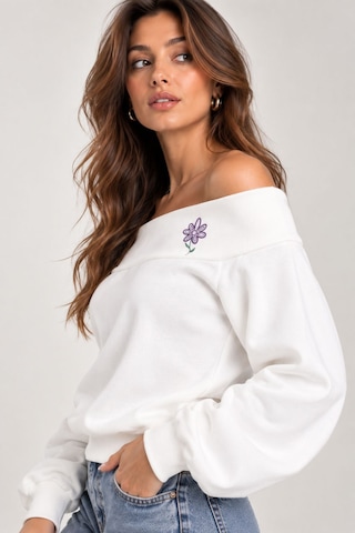 Sortie Collection Madonna Yaka Çiçek Nakışlı 3 İplik Sweatshirt Ekru