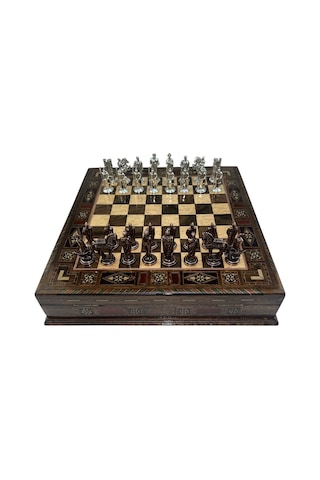 Gifthome Premium Orta Boy Metal Truva & Sparta Satranç Takımı Ve Sandıklı Masif Ahşap Satranç Tahtası 28x28x5,5 Cm.