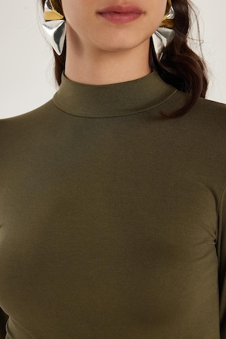 Tudors Kadın Regular Fit Klasik Kesim Viskon Kumaş Balıkçı Yaka Haki Bluz -34620 haki