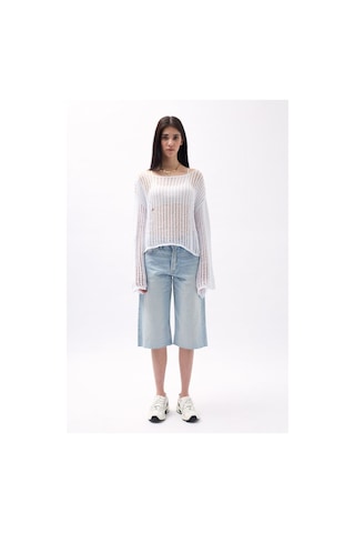 Kayık Yaka Ajurlu Bluz Beyaz