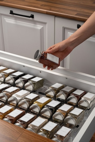 24'lü Şeffaf Kristal Plexi Standlı Cam Baharatlık Seti Kapaklı Beyaz Etiketli Baharatlık Mh03slvr24 Beyaz - Şeffaf