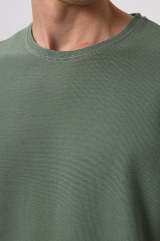 Yeşil Yüzeyi Dokulu Rahat Form Basic Erkek T-shirt - 88436 Yeşil