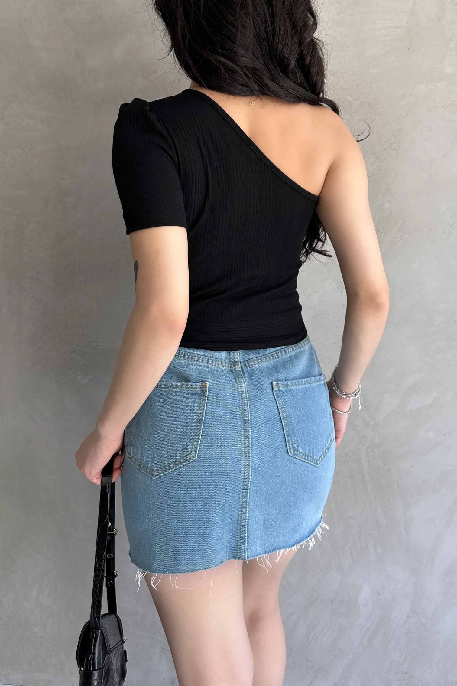 Nido Tek Omuz Zincir Detaylı Crop Bluz siyah