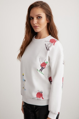 Ethıquet Cloudy Kadın İçi Polarlı Yumuşacık Yuvarlak Yaka Rahat Kesim Baskılı Beyaz Sweatshirt