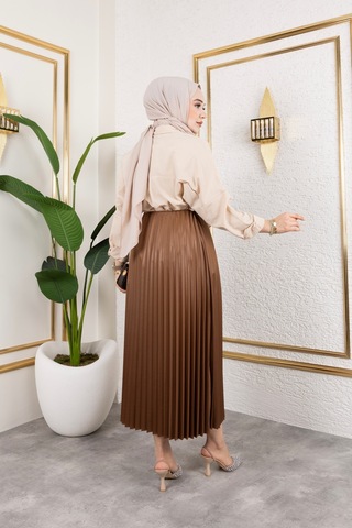 Hira Life Fashion Kadın Tesettür Giyim Ve Deri Görünümlü Beli Lastik Detayı İle Piliseli Uzun Etek Kahverengi Kahverengi