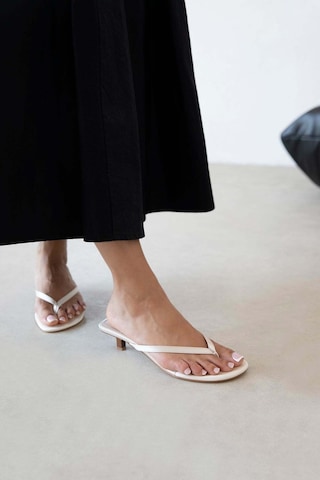 Wolk Shoes Ruiz Kadın Topuklu Parmak Arası Saten Sandalet Bej