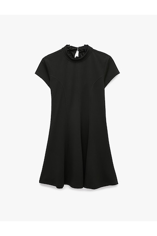 Koton Krep Scuba Slim Fit A Kesim Dik Yaka Dantel Detaylı Kısa Kollu Mini Elbise Siyah 7wak80061ek