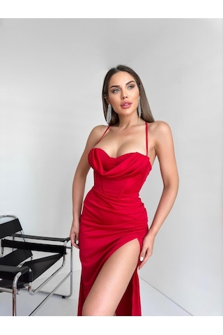 Fashion Cocktail Sırt Korseli Derin Sol Yırtmaçlı Degajeli Saten Askılı Uzun Abiye Elbisesi Kırmızı