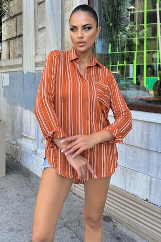 Kadın Kiremit Uzun Kol Özel Kumaş Tek Cep Gömlek Dik Çizgili Arkası Uzun Basic Kesim Gömlek Kiremit