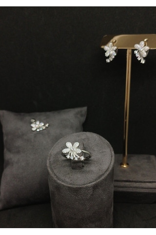 Çiçek Ve Taş Detaylı Gümüş Takı Seti - Kolye Ucu, Küpe Ve Yüzük - Zarif Ve Işıltılı Tasarım Gümüş