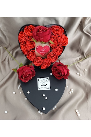 İnci Mode İyiki Varsın 12+1 Çiçekli Kalpli Kutu Hediyelik Çiçek Kutusu Siyah
