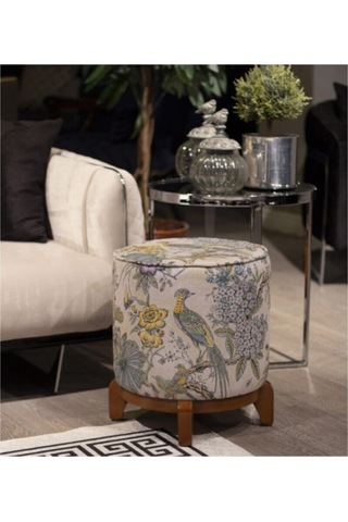 Renkli Tasarım Ahşap Ayaklı Puf Kumaşı Süettir. Uluslararası Solmama Sertifikasına Sahiptir. Çok Renkli