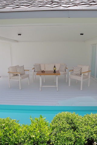 Neokas Balkon Mobilyası, Bahçe Takımı, Kafe Koltuğu, Bekleme Alanı Koltuğu, 1 +1 + 3+ Masa Beyaz