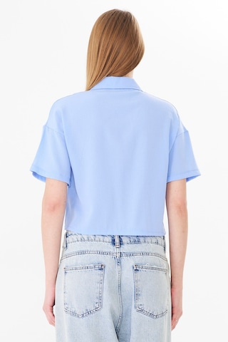 Sortie Collection Polo Yaka Yazı Baskılı Cep Detaylı Crop Bluz Mavi