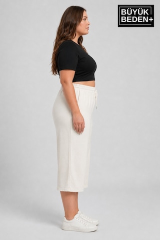 Süperlife Kadın Büyük Beden Şort 3xl-6xl Rahat Kesim Diz Altı Günlük Şort-spr26bsrk591 Ekru