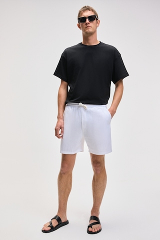 Grimelange LEYTON Erkek Relaxed Fit Çift Cepli Beli Lastikli Keten Karışımlı Dokuma Beyaz Şort & Bermuda