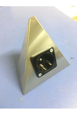 Tezgahaltı Sadece Üçgen Priz