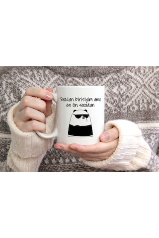 Panda Sıradan Birisiyim Ama En Ön Sıradan Baskılı Seramik Kahve Çay Kupası Beyaz