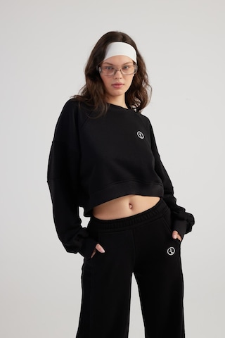 Holly Lolly Bisiklet Yaka Şardonsuz Crop Cali Sweatshirt Siyah