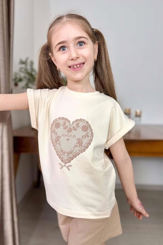 Riccotarz Kız Çocuk Göğsünde Dantel İşleme Kalp Detaylı Krem T-shirt Beli Lastikli Şortlu Takım