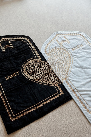 Kişiye Özel İsimli Eşli Çift Seccadesi Kadife Çeyizlik Kalpli Seccade Bohçalık Hediyelik Set Siyah - Beyaz