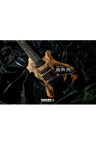 Elektro Gitar Model: Gece Custom Epoksi & Yıllanmış Ağaç Kişiye Özel Yıllanmış Ceviz + Şeffaf