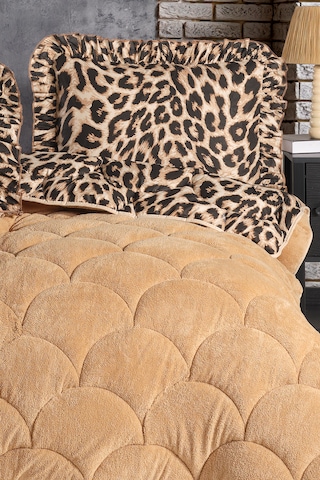 Wellsoft Çift Kişilik Fırfırlı Yorgan Seti 195x215 Cm Çift Taraflı Peluş Yorgan + 2 Yastık Kılıfı Leo Kahverengi