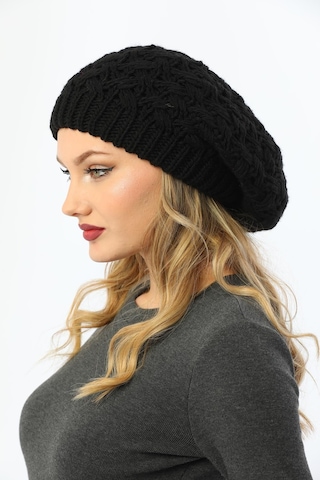 Çift Kat Siyah Kadın Ressam Bere Siyah