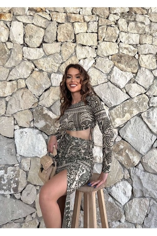 Fashion Cocktail Antik Desenli Yan Büzgülü Yırtmaçlı Esnek Tül Kumaş Etek Uzun Kol Crop Takım Koyu Yeşil