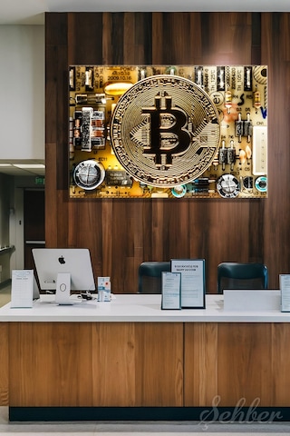 Altın Renkli Fiziksel Bir Bitcoin Hatıra/koleksiyon Parası Yatay Kanvas Tablo 4013 Çok Renkli