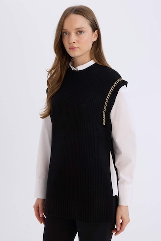 DeFacto Yarım Balıkçı Yaka Basic Düz Yan Yırtmaçlı Süveter D5022AX24AUBK81 Siyah