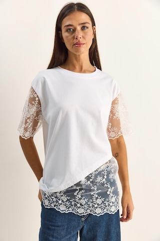 Shade Kadın Bisiklet Yaka Dantel Garnili Asimetrik Kesim Relaxed Fit T-shirt 2225 60286125 - Beyaz