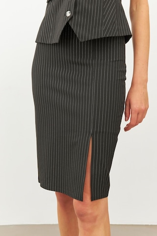 Stella Pulvis Siyah Simli Yırtmaçlı Mini Kalem Etek Siyah