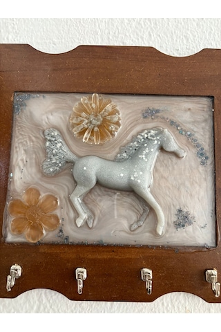 Pelince - Gümüş At Figürlü - Epoksi Ahşap Anahtar Askılığı Tek Ürün - Ebat : 24 X 29 Cm Ahşap