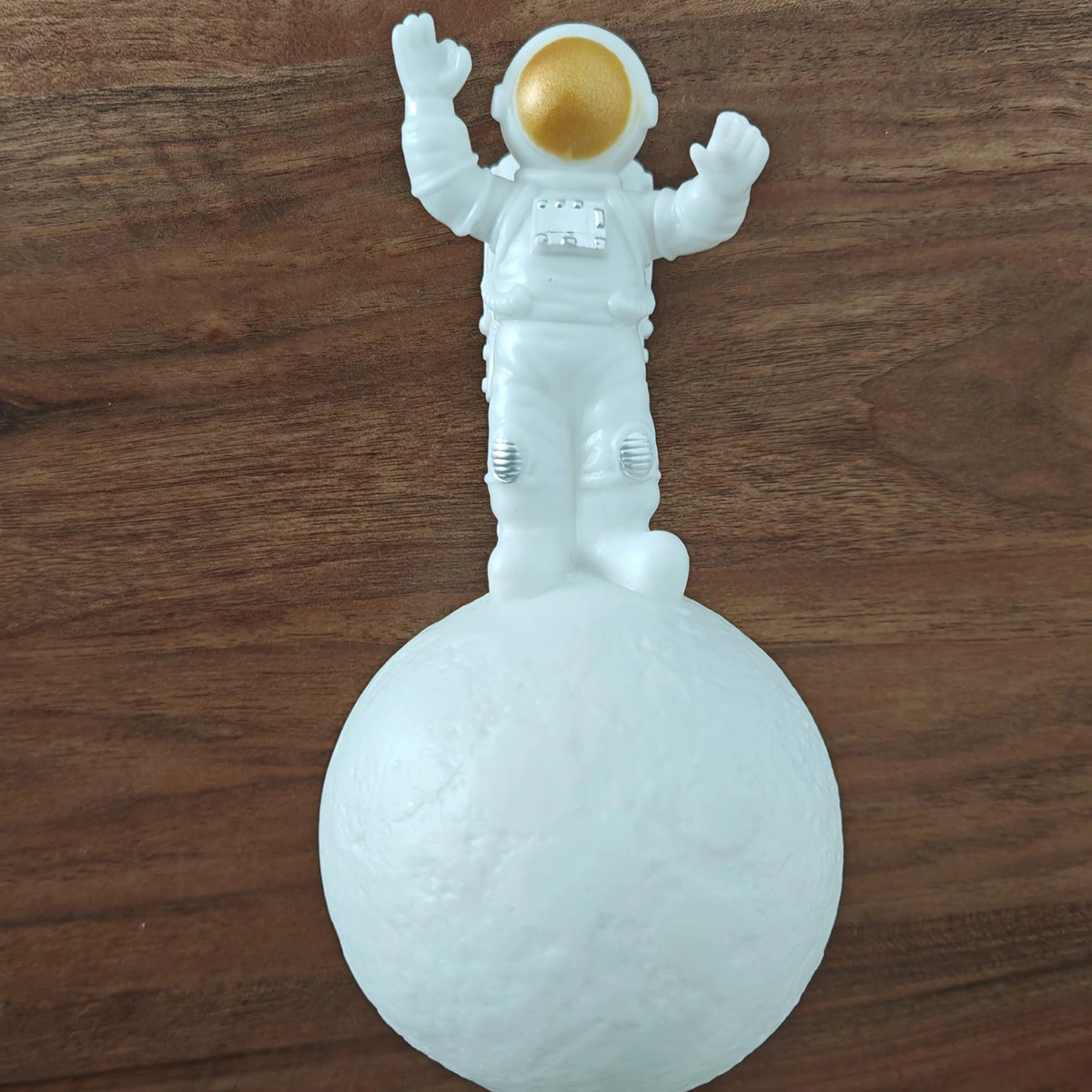 Astronot Şekilli Gece Ve Masa Lambası Krem