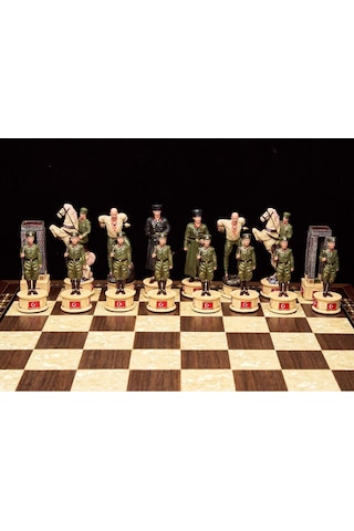 Çanakkale Savaşı Büyük Boy Şah 12 Cm Satranç Takımı, Deri Oyun Alanı Ile Gönderilmektedir.