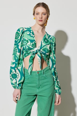 Wrangler Regular Fit Normal Kesim V Yaka Yeşil Desenli Crop Bluz W231592300