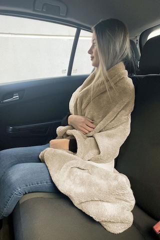 Modern Desenli Opsiyonel Battaniyeli Hediye Yastık 38x38cm Hediye Paketi-Hediye Paketi