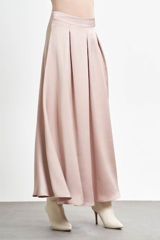 Önü Pileli Saten Bej Etek 001