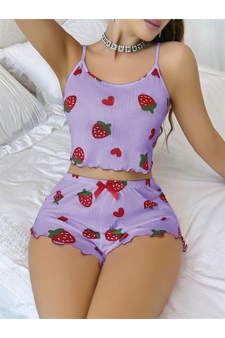 Red Womans Pamuklu Lila Üstüne Çilek Desen Fitilli Askılı Şortlu Pijama Takı Red Womans Pamuklu Lila Üstüne Çilek Desen Fitilli Askılı Şortlu Pijama Takı