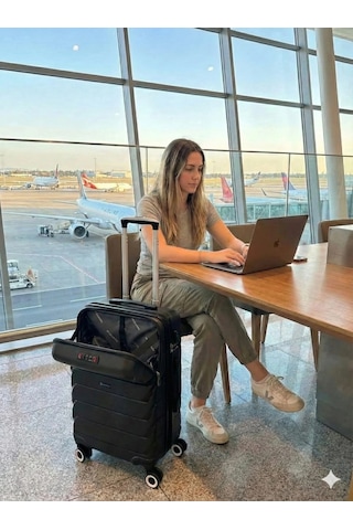 Vegmann Avalon Laptop Bölmeli Pp Kırılmaz Siyah Kabin Boy Valiz Siyah