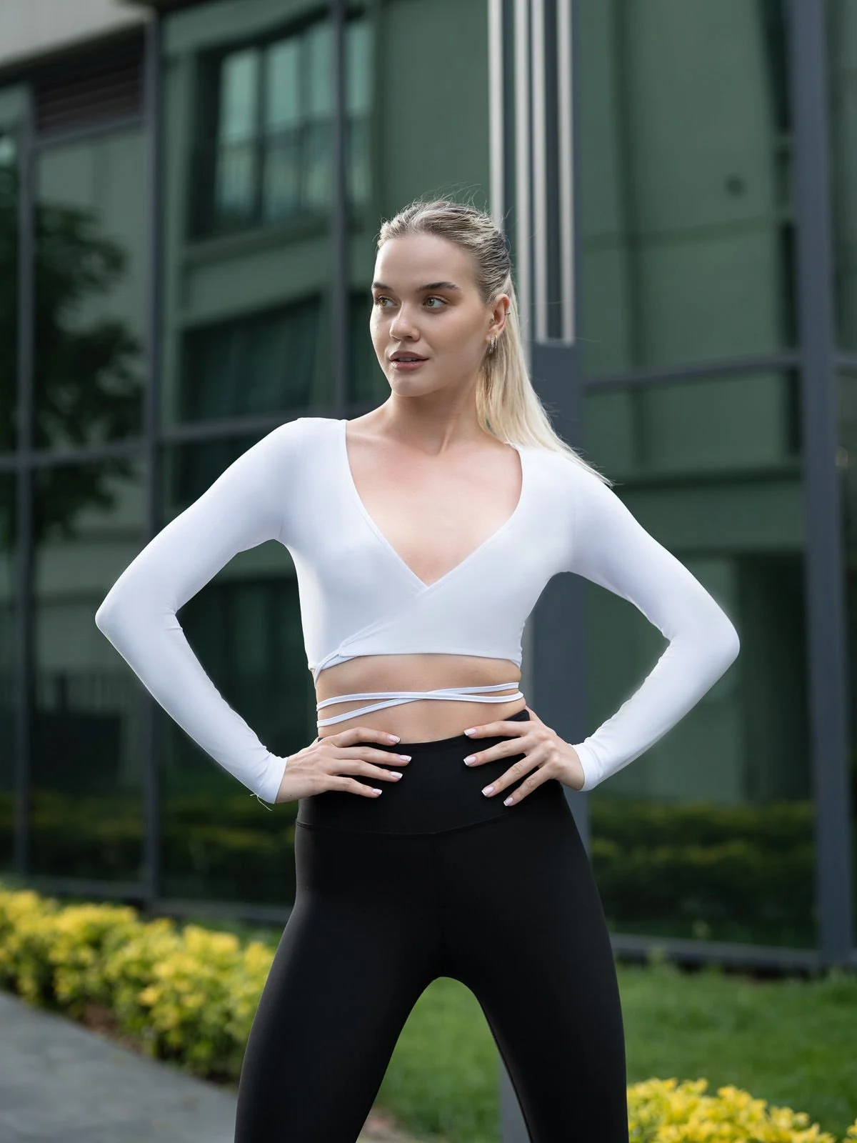 Lismina V Yaka Uzun Kollu Beli Bağcıklı Spor Crop Tişört Beyaz