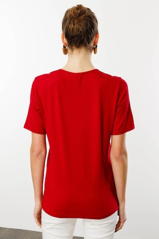 Desen Triko Açma Yaka Nakış İşlemeli Penye Kadın T-shirt 25700 Kırmızı