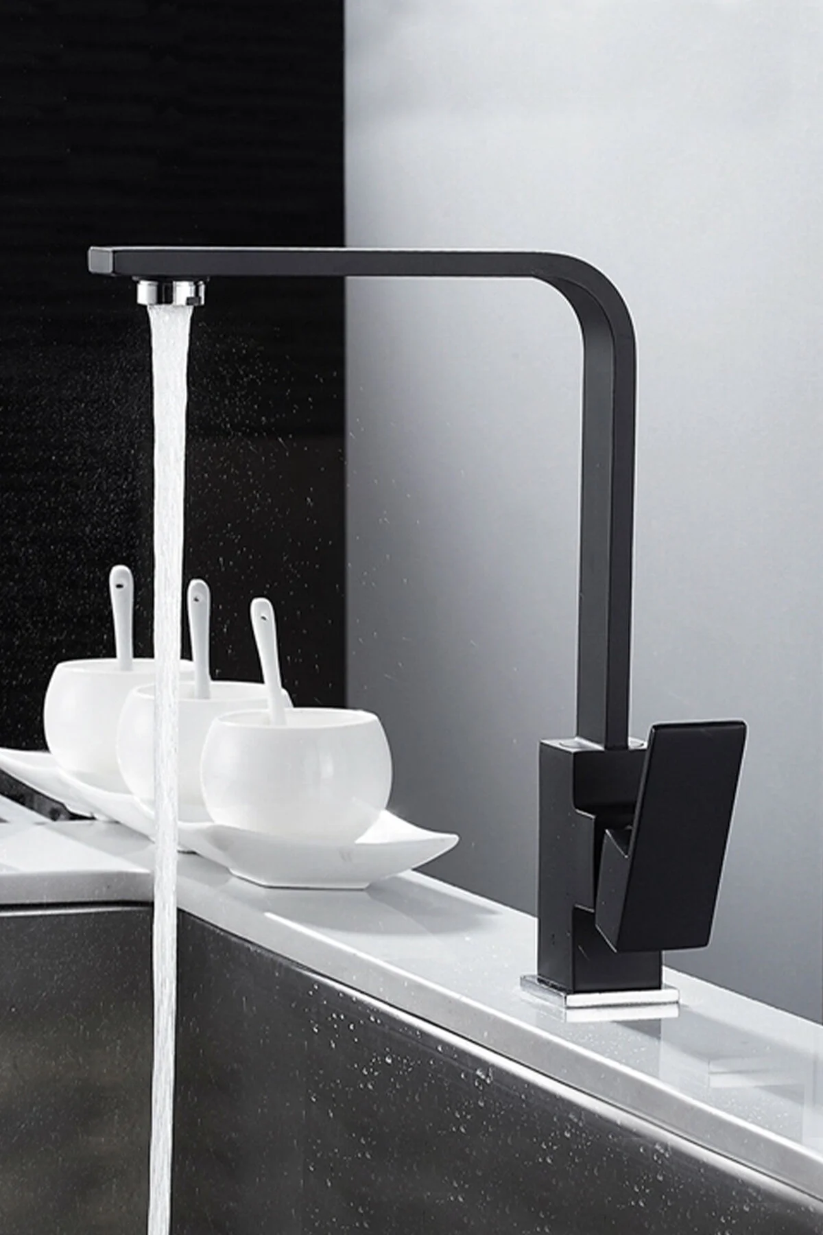 Siyah Kare Banyo Lavabo Bataryası Modern Ve Dayanıklı