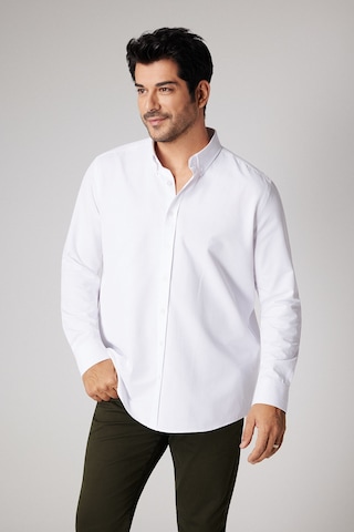 Erkek Beyaz Slim Fit Dar Kesim Oxford Düğmeli Yaka Armürlü Pamuklu Gömlek Beyaz