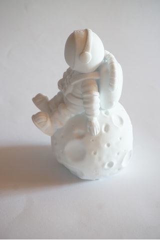 Ayda Oturan Astronot Figürü 15 Cm - Dekoratif Biblo Ve 3d Maket Obje 15cm