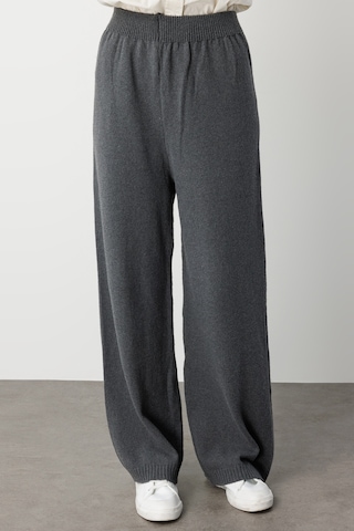 Mizalle Geniş Paça Beli Lastikli Gri Triko Jogger Pantolon Gri
